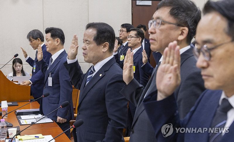 선관위 국조특위 2차 청문회 증인 선서 (출처=연합뉴스)