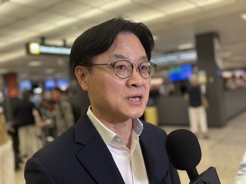 [워싱턴=뉴시스]이윤희 특파원 = 김정관 산업통상자원부 장관이 22일(현지 시간) 미국 워싱턴DC 인근 덜레스국제공항으로 입국하며 특파원들 질문에 답하고 있다. 김 장관은 오는 23일 워싱턴DC에서 열리는 한미 조선협력센터 개소식에 참가할 예정이다. 2026.07.23.