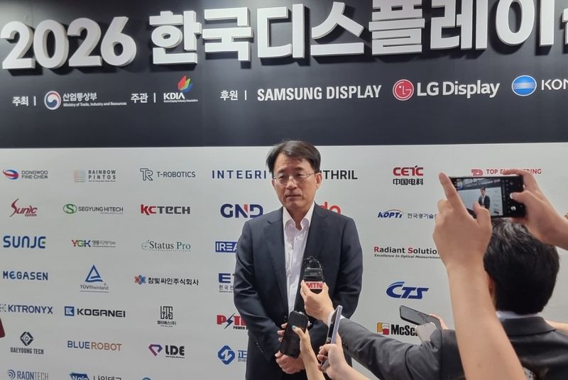 [서울=뉴시스]이지용 기자 = 이청 삼성디스플레이 사장이 22일 서울 코엑스에서 열린 'K디스플레이 2026' 개막행사에 참석한 뒤 취재진을 만난 자리에서 답변하고 있다. 2026.07.22. photo@newsis.com *재판매 및 DB 금지