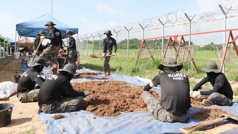 22일 오전 무안국제공항 활주로 외곽에서 재수색 작업 중인 군 장병들. 2026.7.22 ⓒ 뉴스1 안재영 기자