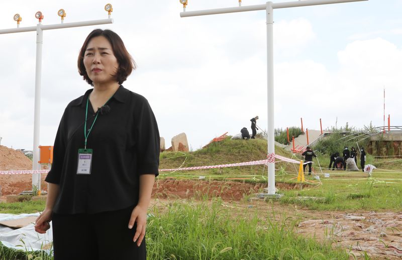 제주항공 여객기 참사 재수색이 이뤄지고 있는 22일 오전 김유진 유가족협의회 대표가 무안공항에서 취재진을 향해 심정을 밝히고 있다. ⓒ 뉴스1 안재영 기자