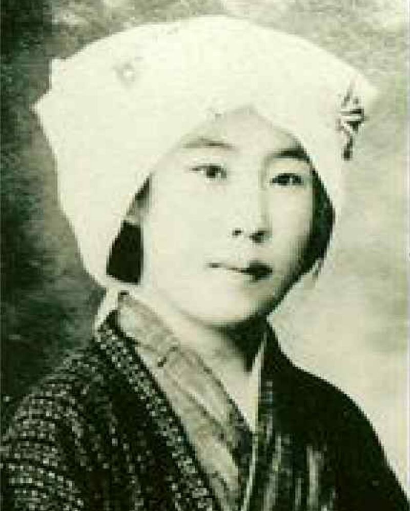 가네코 후미코(金子文子) (1903.01.25. ~ 1926.7.23.) 1922년 5월 ~ 1923년 3월, 일본 동경에서 박열과함께 흑도회의 기관지 「흑도」, 흑우회의 기관지「현사회」등을 간행하여 무정부주의의 선전과 회원 규합에 노력했다. 1923년 4월부터는 박열이 주도한 무정부주의 단체 '불령사'에 가입하여 활동하다 동년 9월 3일 관동 대지진 직후 체포됐다. 이후 1924년 2월 15일 박열의 '대역사건'으로 기소되어 1926년 3월 25일 사형을 선고 받음. 이후 무기징역으로 감형되었으나 1926년 7월 23일 우쓰노미아