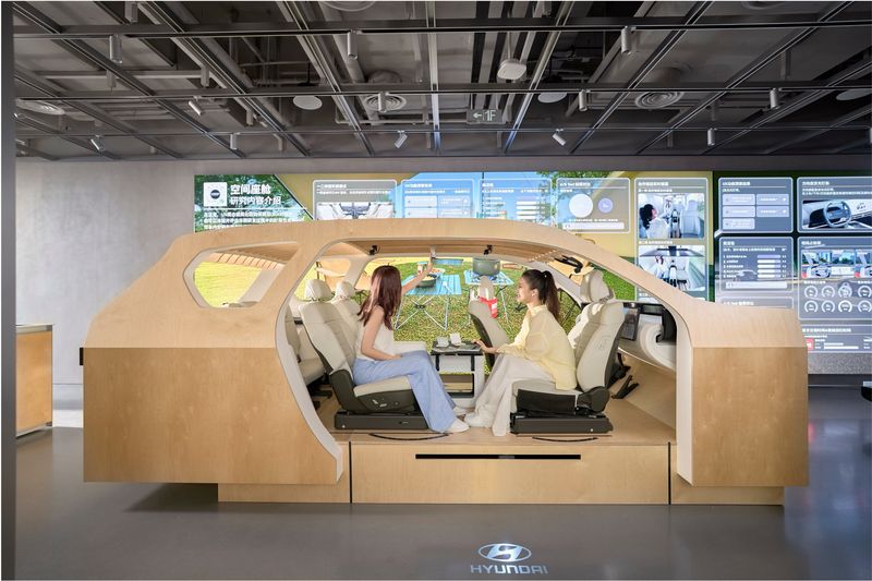 UX 테스트 존에 전시된 나무로 만든 스터디 벅(Study Buck)에서 방문객들이 마주 앉아 대면 모드를 체험하는 모습(사진제공=현대차그룹) *재판매 및 DB 금지