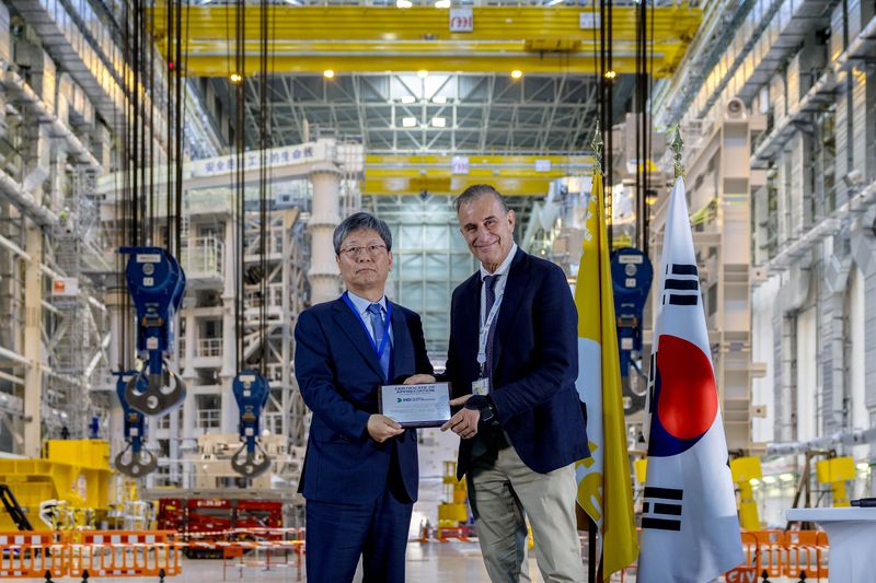 [서울=뉴시스] 원광식 HD현대중공업 부사장(왼쪽)이 피에트로 바라바쉬 국제핵융합실험로(ITER) 사무총장과 22일(현지시간) 프랑스 현지에서 기념 촬영하는 모습. (사진=HD현대중공업) 2026.07.23 photo@newsis.com *재판매 및 DB 금지 *재판매 및 DB 금지