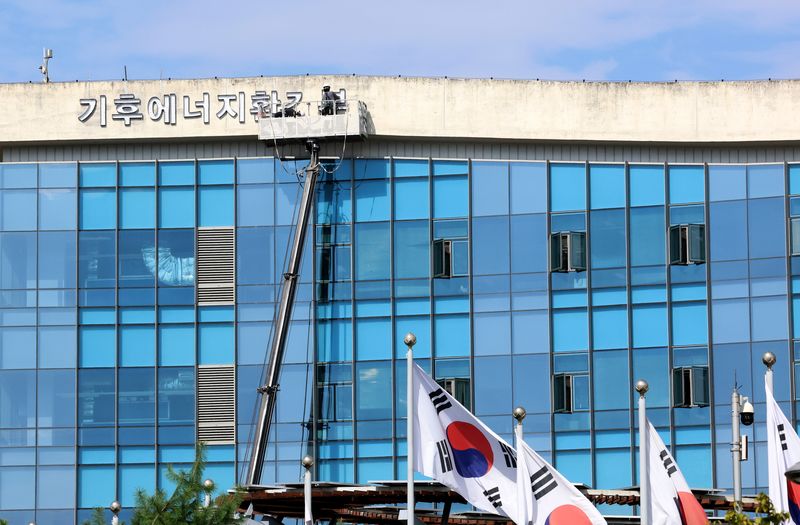 2025년 9월 세종시 정부세종청사에서 기존 ‘환경부’ 현판이 철거되고 기후에너지환경부 현판이 설치되고 있다. 2025.9.30 ⓒ 뉴스1 김기남 기자