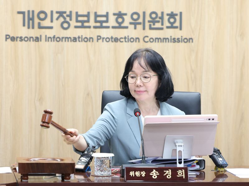 [서울=뉴시스] 조수정 기자 = 송경희 개인정보보호위원회 위원장이 22일 오후 서울 종로구 정부서울청사에서 제14회 위원회 전체회의를 주재하며 의사봉을 두드리고 있다. 2026.07.22. chocrystal@newsis.com