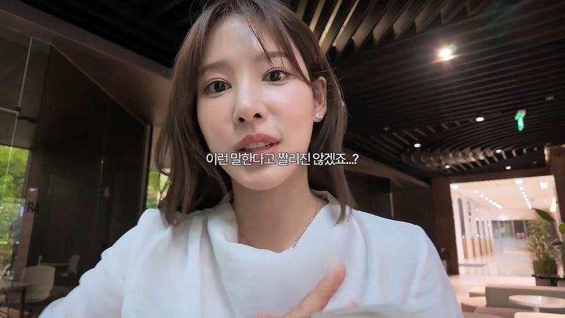 [서울=뉴시스]아나운서 이나연이 JTBC 사옥에서 유튜브 촬영을 하고 있다.(사진='일단이나연' 유튜브 캡처)2026.07.23.