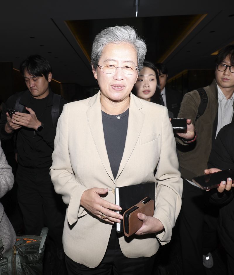 [서울=뉴시스] 김근수 기자 = 리사 수 AMD 최고경영자(CEO)가 19일 서울 시내의 한 호텔에서 김성훈 업스테이지 대표와 만남을 마치고 호텔을 나서고 있다. 2026.03.19. ks@newsis.com