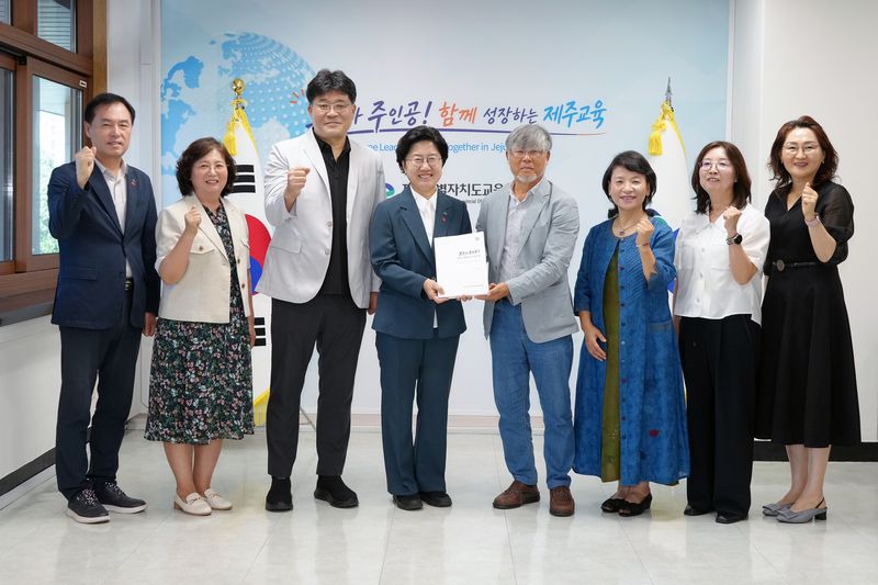 고의숙 제주특별자치도교육감과 제주교육준비위원회 관계자들이 23일 교육감실에서 인수위원회 활동 백서를 전달한 뒤 기념촬영을 하고 있다. 위원회는 약 40일 동안 학교 현장과 교육가족, 전문가, 도민의 의견을 수렴해 제주교육의 정책 방향을 정리했다. /사진=제주특별자치도교육청 제공