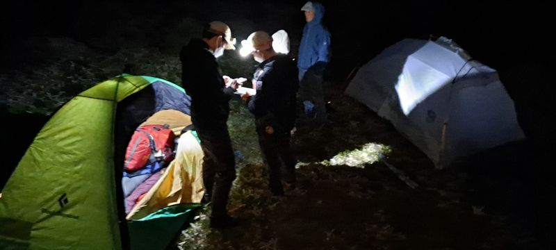 [제주=뉴시스] 단속에 적발된 한라산 불법야영. (사진=제주도 제공) *재판매 및 DB 금지