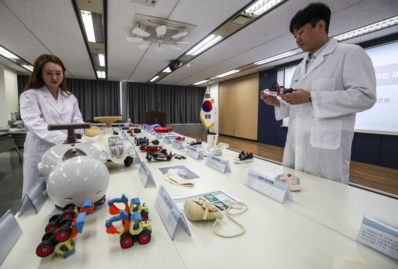 [서울=뉴시스] 정병혁 기자 = 28일 서울 서초구 한국제품안전관리원에서 열린 2026년 해외직구1차 안전성조사 부적합 제품 언론공개에서 직원들이 전시된 부적합 제품들을 살펴보고 있다. 2026.04.28. jhope@newsis.com