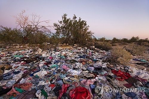 미국 캘리포니아의 사막에 산더미처럼 쌓여 잇는 의류 /사진=EPA 연합뉴스