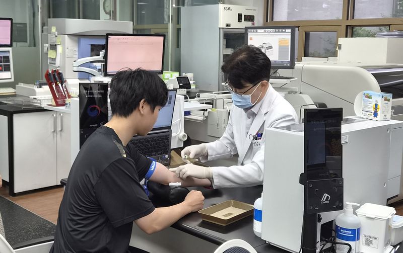 23일 대전충남지방병무청에서 베트남에 거주하는 한·베 가정 자녀가 병역체험 프로그램에 참여해 병역판정검사를 받고 있다. 병무청 제공