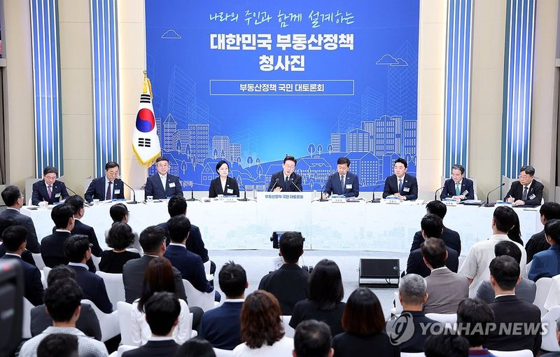 李대통령 "부동산, 대한민국 최대과제…'잃어버린 30년' 우려도"