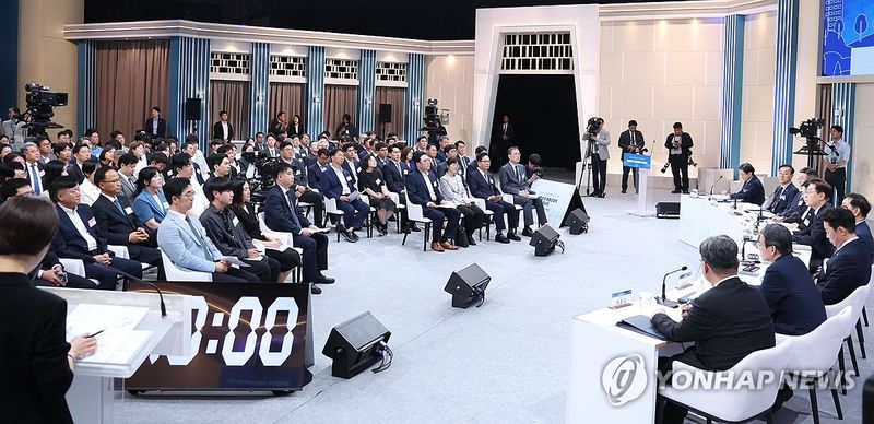 李대통령 "부동산, 대한민국 최대과제…'잃어버린 30년' 우려도"