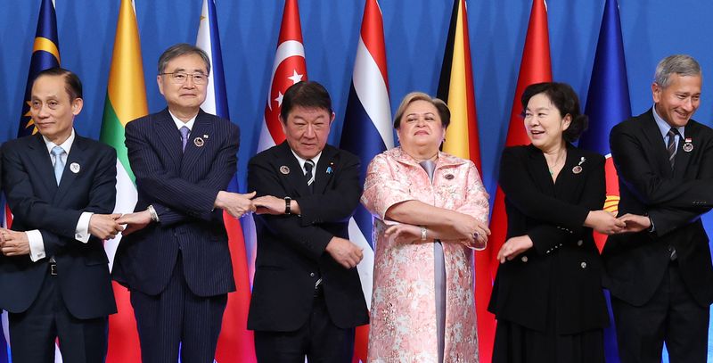 조현 외교부 장관(왼쪽 두번째 부터), 모테기 도시미쓰 일본 외무상, 테레사 라사로 필리핀 외교장관, 화춘잉 중국 외교부 부부장이 23일 필리핀 마닐라 국제컨벤션센터(PICC)에서 열린 아세안 11개국 및 한·중·일간 회의체인 아세안+3(APT) 외교장관회의에 참석해 기념 촬영을 하고 있다. 연합뉴스