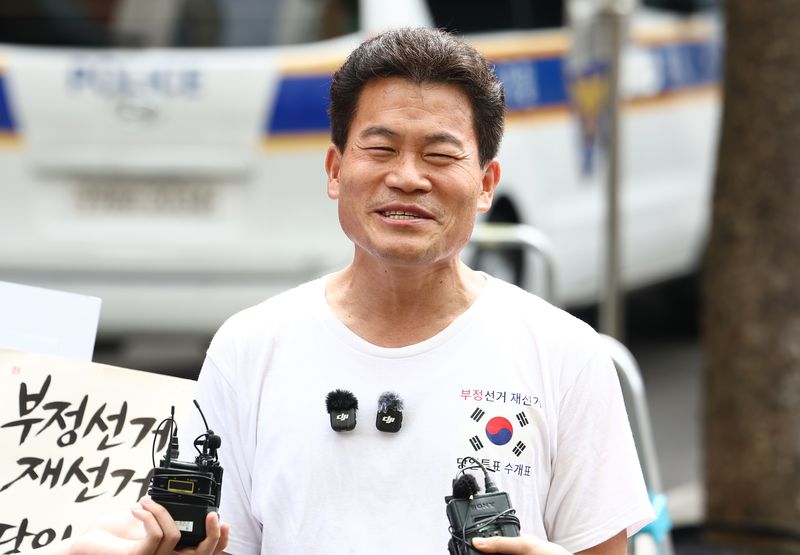 이재명 대통령과 이준석 개혁신당 대표에 대해 허위 사실을 유포한 혐의를 받는 한국사 강사 출신 유튜버 전한길 씨가 23일 오전 서울 동작경찰서에서 4차 피의자 조사를 받기에 앞서 입장을 밝히고 있다. 2026.7.23 ⓒ 뉴스1 김민지 기자