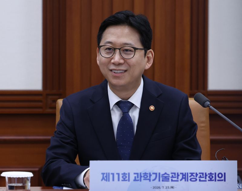 [서울=뉴시스] 조수정 기자 = 배경훈 부총리 겸 과학기술정보통신부 장관이 23일 오전 서울 종로구 정부서울청사에서 열린 제11회 과학기술관계장관회의를 주재하고 있다. 2026.07.23. chocrystal@newsis.com