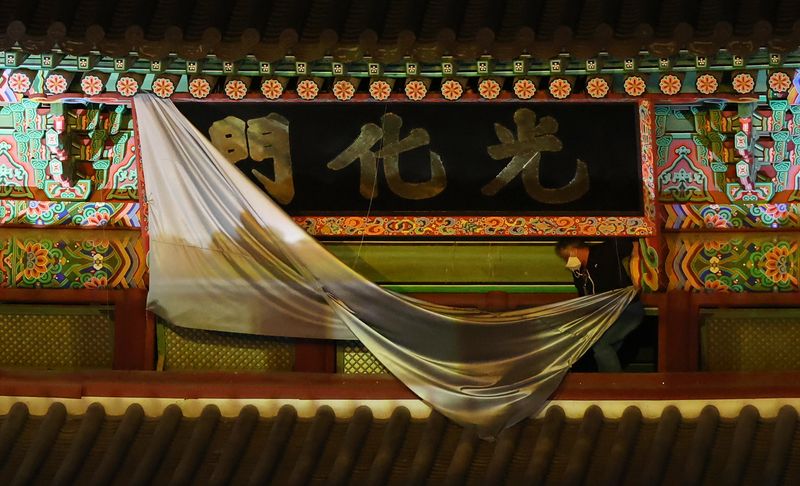 15일 오후 서울 종로구 광화문광장에서 열린 광화문 월대 및 현판 복원 기념식에서 현판이 공개되고 있다. 이번 행사는 광화문 제 모습 찾기를 시작으로 그동안 추진된 월대와 현판 복원이 마무리됐음을 국민들에게 알리고 기념하기 위해 '광화문 월대 새길맞이'라는 슬로건으로 마련됐다. 2023.10.15 ⓒ 뉴스1 김진환 기자