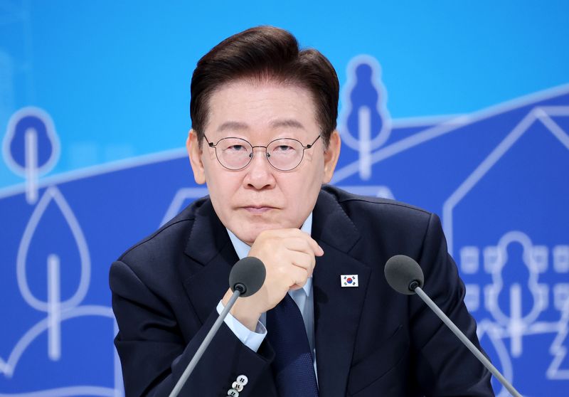 [서울=뉴시스] 김진아 기자 = 이재명 대통령이 23일 서울 여의도 KBS 별관에서 열린 부동산정책 국민 대토론회에서 참석자들의 질문을 경청하고 있다. (청와대통신사진기자단) 2026.07.23. bluesoda@newsis.com