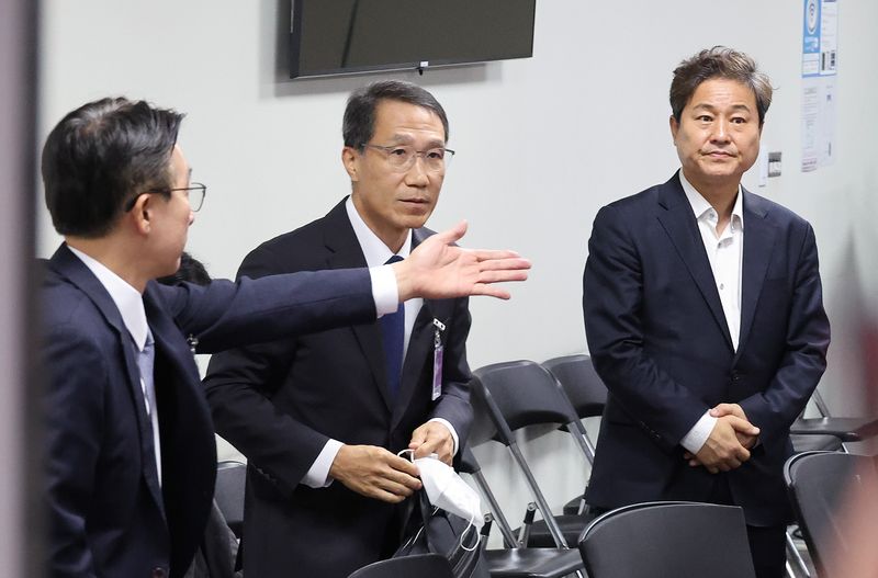 유재성 경찰청장 직무대행이 23일 서울 여의도 국회 의원회관에서 열린 행정안전위원회 비공개 당정에 참석하고 있다. 뉴스1
