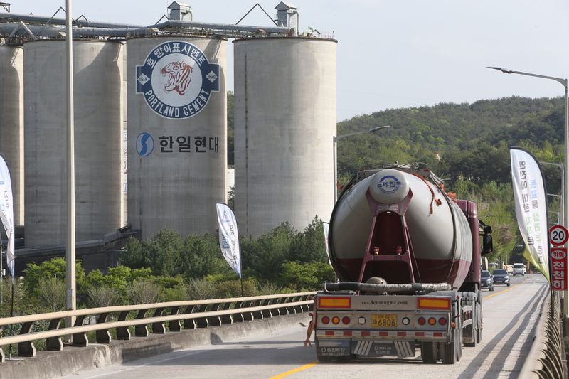 [영월=뉴시스] 김경목 기자 = 지난 2022년 4월 27일 오후 강원 영월군 한반도면 한일시멘트 영월공장에서 시멘트가 생산되고 있다. 2022.04.27. photo31@newsis.com