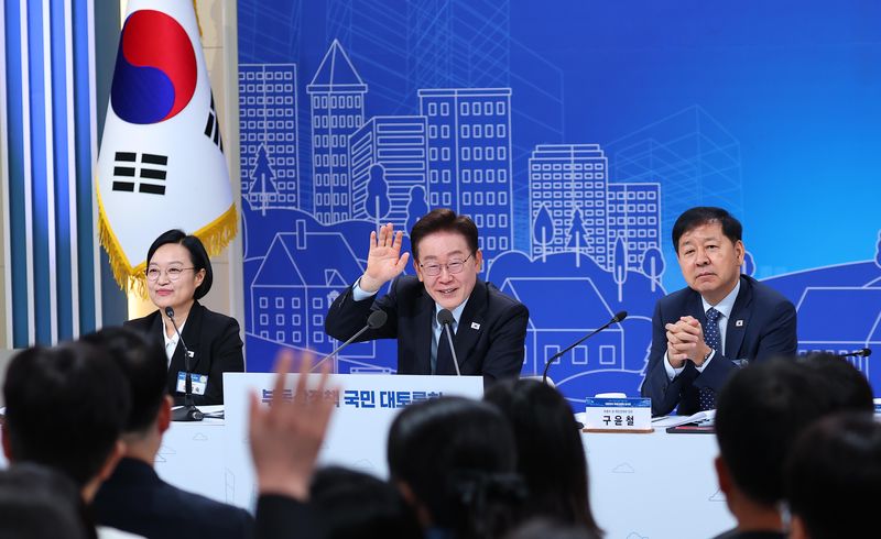 이재명 대통령이 지난달 23일 서울 여의도 KBS 별관에서 열린 부동산정책 국민 대토론회에서 참석자들의 의견을 받고 있다. 청와대통신사진기자단
