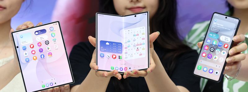 [인천=뉴시스] 전진환 기자 = 23일 서울 종로구 광화문 kt west 사옥에서 직원들이 삼성전자 '갤럭시 플립8·Z폴드8·폴드8울트라' 스마트폰 3종을 소개하고 있다. 2026.07.23. amin2@newsis.com