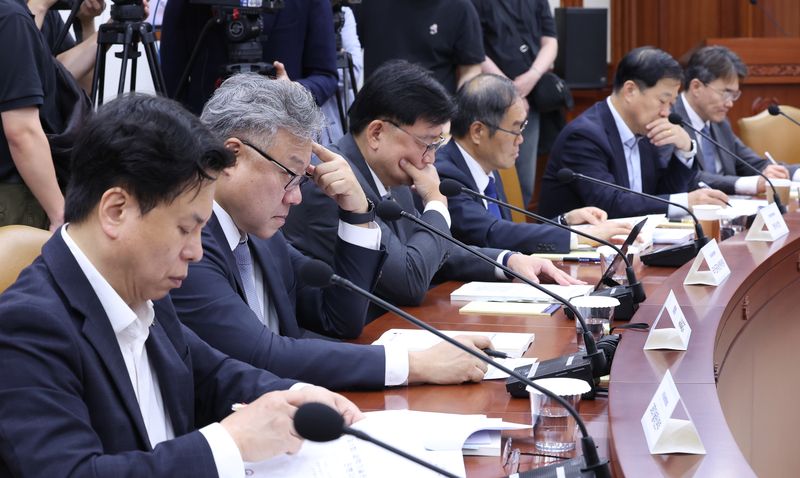 [서울=뉴시스] 조수정 기자 = 23일 오전 서울 종로구 정부서울청사에서 열린 배경훈 부총리 겸 과학기술정보통신부 장관 주재 제11회 과학기술관계장관회의에서 참석자들이 배 부총리 발언을 듣고 있다. 왼쪽부터 박인규 과학기술혁신본부장, 이주한 대통령비서실 과학기술연구비서관, 조준희 국가 AI전략위원회 산업 AX생태계분과위원장, 이용철 방위사업청장, 이형훈 보건복지부 2차관, 김성열 국가안보실 경제안보비서관. 2026.07.23. chocrystal@newsis.com