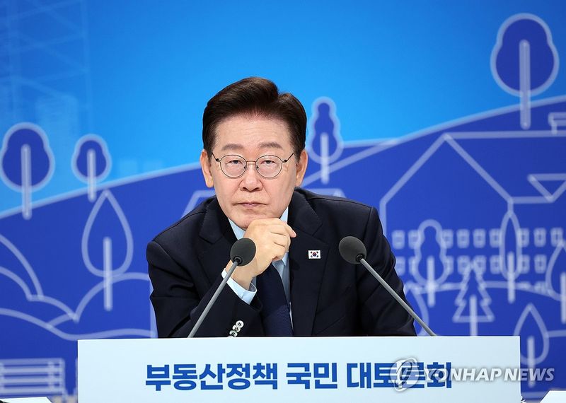 참석자 발언 듣는 이재명 대통령 (출처=연합뉴스)
