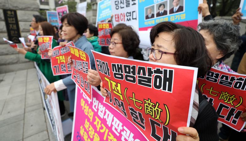 [서울=뉴시스] 지난 2019년 4월 18일 생명사랑국민연합 등 단체가 서울 종로구 헌법재판소 앞에서 낙태죄 헌법불합치 결정을 규탄하는 기자회견을 하는 모습 (사진=뉴시스 DB) 2019.04.18. photo@newsis.com