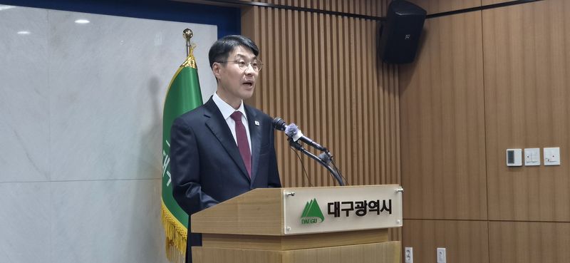김정기 대구시 행정부시장이 23일 대구시청 동인청사 상황실에서 열린 '민선 9기 대구시 공공기관 조직개편 관련 기자설명회'에서 "4개 통합기관에 대한 조직진단 결과와 의견수렴 결과를 바탕으로 공공기관의 안정적인 성장과 미래 발전을 위해 조직 개편 방안을 마련했다"고 밝혔다. 김장욱 기자
