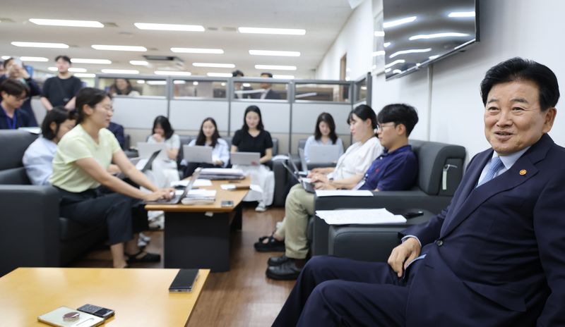 정동영 통일부 장관이 지난 23일 정부서울청사 통일부 기자실에서 예고 없이 불쑥 찾아와 북한에 대한 '완전하고 검증 가능하며 비가역적인 비핵화(CVID)' 입장을 폐기했다고 재차 밝혔다. 연합뉴스