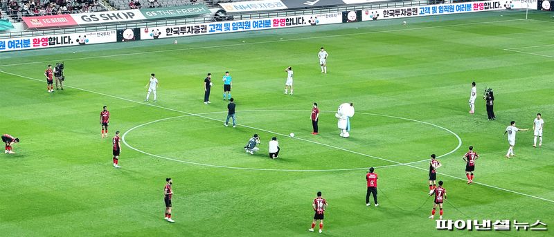 지난 22일 서울 월드컵경기장에서 열린 K리그1 FC서울과 포항 스틸러스의 경기 시작 전, 김성환 한국투자증권 사장이 시축을 준비하고 있다. 사진=김미희 기자