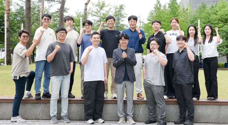 삼성전자 파운드리사업부 기술개발실 최정민 PL(프로젝트 리더, 앞줄 왼쪽 네번째)과 파운드리 사업부 소속 동료들이 함께 포즈를 취하고 있다. 삼성전자 제공