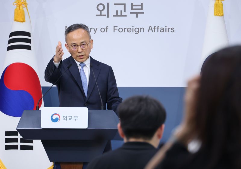 박일 외교부 대변인이 23일 정부서울청사 외교부에서 열린 정례 브리핑에서 현안 관련 질문을 받고 있다. 연합뉴스