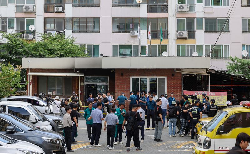 [경산=뉴시스] 이무열 기자 = 23일 오전 8시29분께 경북 경산시 사동의 한 아파트 관리사무소에서 폭발 추정 사고가 발생해 당국이 화재 현장을 살펴보고 있다. 2026.07.23. lmy@newsis.com