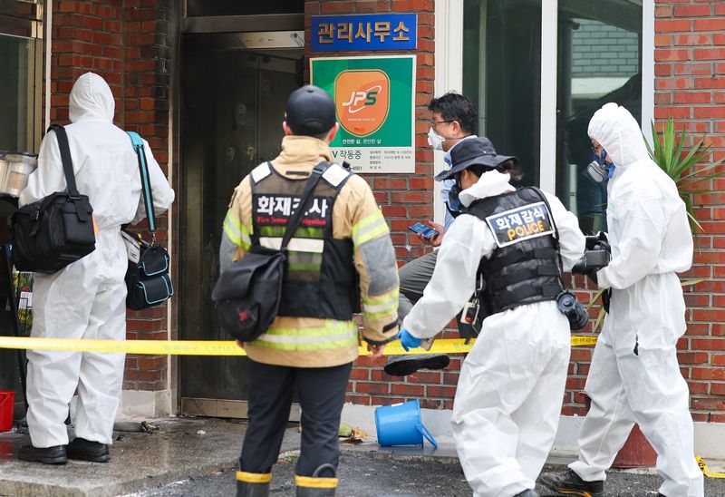 [경산=뉴시스] 이무열 기자 = 23일 오전 8시29분께 경북 경산시 사동 한 아파트 관리사무소에서 폭발 추정 사고가 발생해 대구경찰청 과학수사대 등 관계자들이 화재 감식을 위해 이동하고 있다. 2026.07.23. lmy@newsis.com