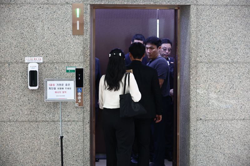 [과천=뉴시스] 고승민 기자 = 6·3 지방선거 당시 벌어진 투표용지 부족 사태를 수사하는 검경 합동수사본부가 중앙선거관리위원회와 송파·강남·서초구 선거관리위원회 등에 대한 추가 압수수색에 나섰다. 사진은 이날 오후 합수본 관계자들이 중앙선관위에서 이동하는 모습. kkssmm99@newsis.com