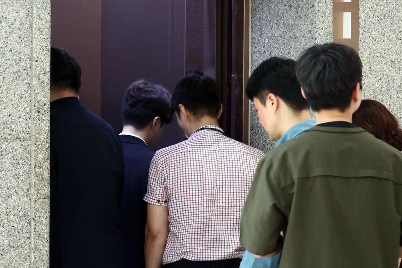 [과천=뉴시스] 고승민 기자 = 6·3 지방선거 당시 벌어진 투표용지 부족 사태를 수사하는 검경 합동수사본부가 중앙선거관리위원회와 송파·강남·서초구 선거관리위원회 등에 대한 추가 압수수색에 나섰다. 사진은 이날 오후 합수본 관계자들이 중앙선관위에서 이동하는 모습. kkssmm99@newsis.com