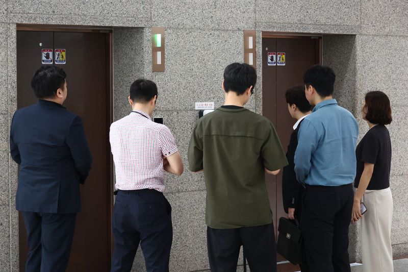 [과천=뉴시스] 고승민 기자 = 6·3 지방선거 당시 벌어진 투표용지 부족 사태를 수사하는 검경 합동수사본부가 중앙선거관리위원회와 송파·강남·서초구 선거관리위원회 등에 대한 추가 압수수색에 나섰다. 사진은 이날 오후 합수본 관계자들이 중앙선관위에서 이동하는 모습. kkssmm99@newsis.com