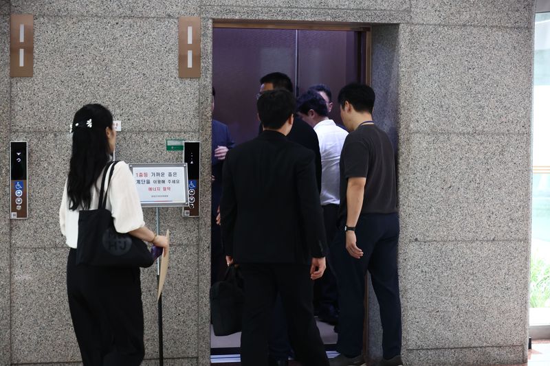 [과천=뉴시스] 고승민 기자 = 6·3 지방선거 당시 벌어진 투표용지 부족 사태를 수사하는 검경 합동수사본부가 중앙선거관리위원회와 송파·강남·서초구 선거관리위원회 등에 대한 추가 압수수색에 나섰다. 사진은 이날 오후 합수본 관계자들이 중앙선관위에서 이동하는 모습. kkssmm99@newsis.com