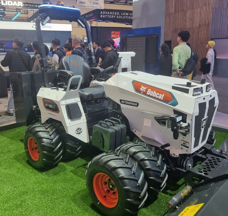 두산밥캣이 CES 2024에서 최초 공개한 무인 굴절식 트랙터 'AT450X'