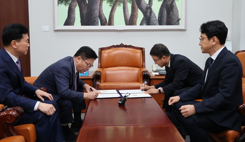 한병도 더불어민주당 대표 직무대행 겸 원내대표와 정점식 국민의힘 원내대표가 지난 21일 서울 여의도 국회 운영위원장실에서 제9회 전국동시지방선거 투표용지 부족 사태 등 선거관리 부실 사태의 진상규명을 위한 특별검사의 임명 등에 관한 법률안 합의문에 서명하고 있다. 왼쪽부터 김승수 국민의힘 원내수석부대표, 정 원내대표, 한 직무대행, 천준호 더불어민주당 원내운영수석부대표. (공동취재) 2026.7.21 ⓒ 뉴스1 신웅수 기자