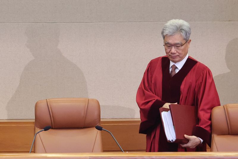 [서울=뉴시스] 권창회 기자 = 헌재는 23일 '군사교육 소집된 자는 적용에서 제외한다'고 규정한 군인보수법 제2조 제1항 중 공익법무관 관련 부분에 대해 재판관 전원일치 의견으로 위헌 결정했다. 김상환 헌법재판소장이 이날 오후 서울 종로구 헌법재판소 대심판정에서 열린 7월 심판사건 선고에 참석해 자리하는 모습. 2026.07.23. kch0523@newsis.com