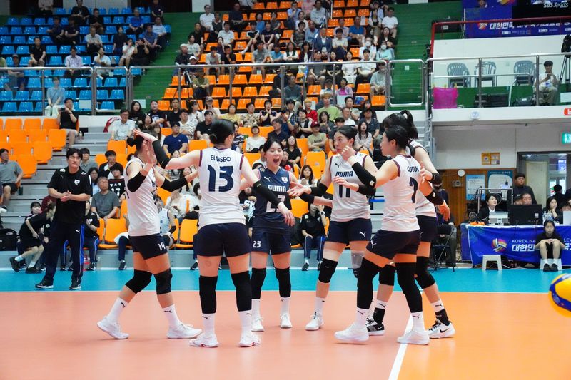 [서울=뉴시스] 차상현 감독이 이끄는 한국 여자배구 대표팀이 23일 충북 제천체육관에서 열린 '대한민국 배구 국가대표팀 평가전 2026' 인도네시아와의 1차전에서 득점을 올린 뒤 기뻐하고 있다. (사진=대한배구협회 제공) 2026.07.23. *재판매 및 DB 금지