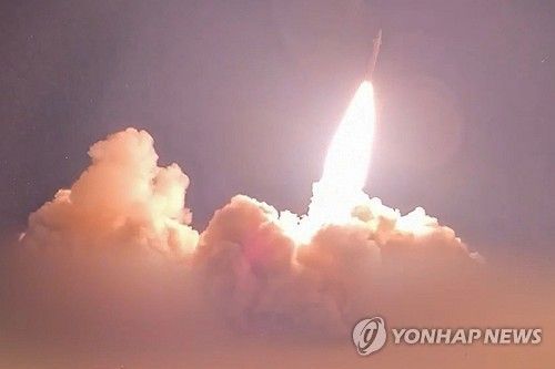 중동 내 미군 시설을 향해 발사되는 이란 미사일 (출처=연합뉴스)