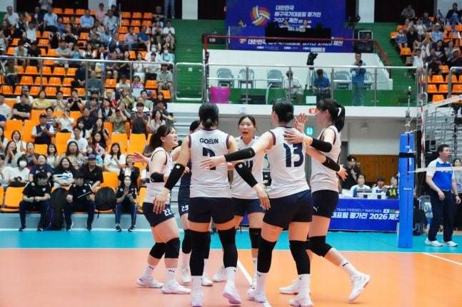 한국 여자배구대표팀이 23일 제천체육관에서 인도네시아를 꺾고 기뻐하고 있다. (대한배구협회 제공)