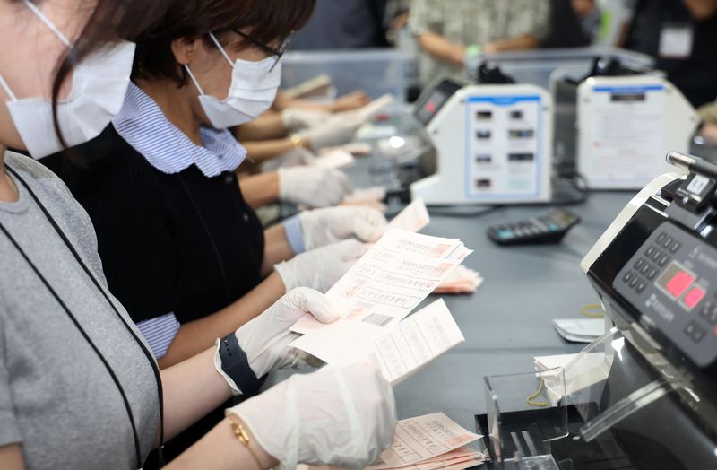 [부산=뉴시스] 하경민 기자 = 23일 부산 연제구 부산시선거관리위원회에서 선관위 관계자들이 지난 6·3 지방선거 때 26표 차로 당락이 갈린 부산시의원 북구1선거구에 대한 재검표를 하고 있다. 2026.07.23. yulnetphoto@newsis.com