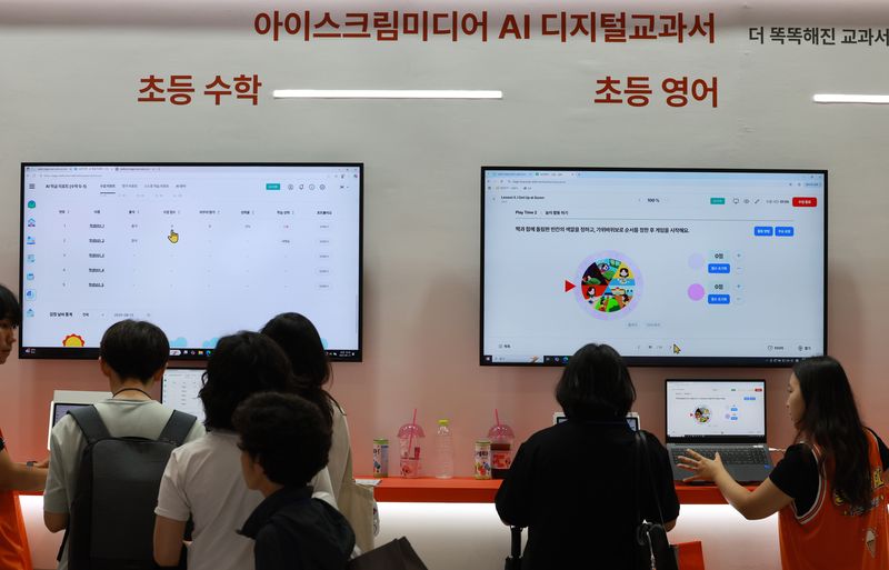 [서울=뉴시스] 이영환 기자 = 인공지능(AI) 교과서 사업을 당초 계획보다 축소한 정부 처분에 반발해 교과서 발행사들이 소송을 제기했지만 1심에서 각하됐다. 지난해 서울 강남구 코엑스에서 열린 2025 에듀플러스위크 미래교육박람회에서 AI 디지털교과서가 소개되고 있다. 2026.07.23. 20hwan@newsis.com